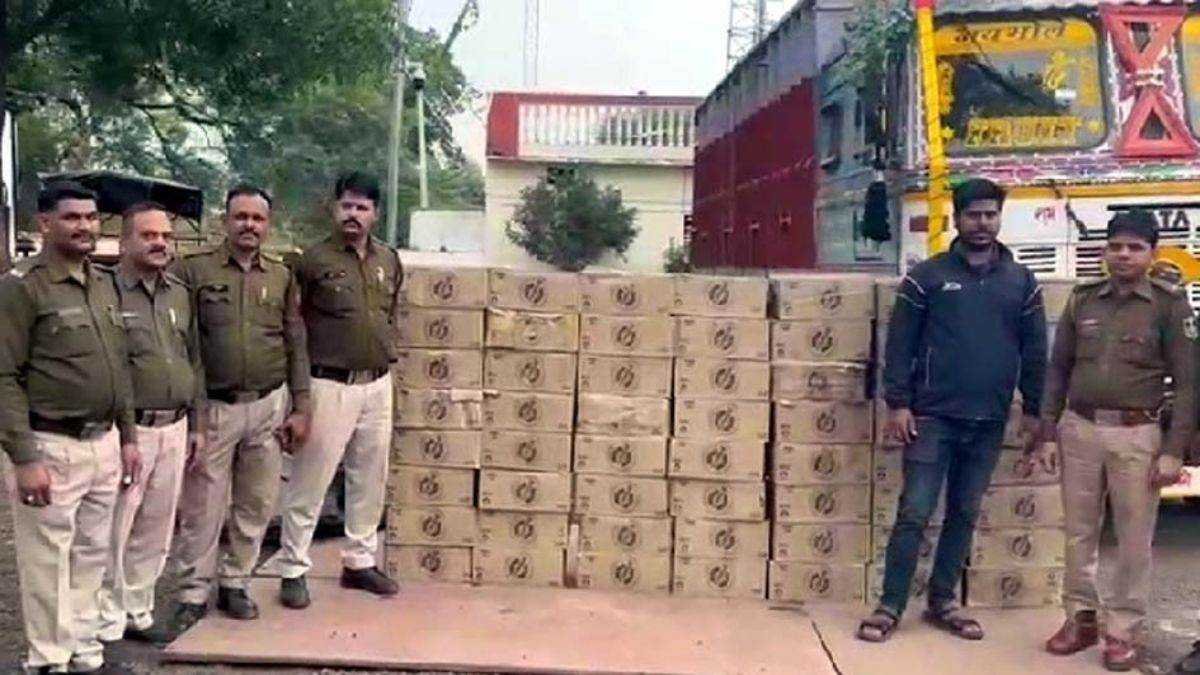 प्लाईवुड की आड़ में बियर की तस्करी, दो आरोपित गिरफ्तार