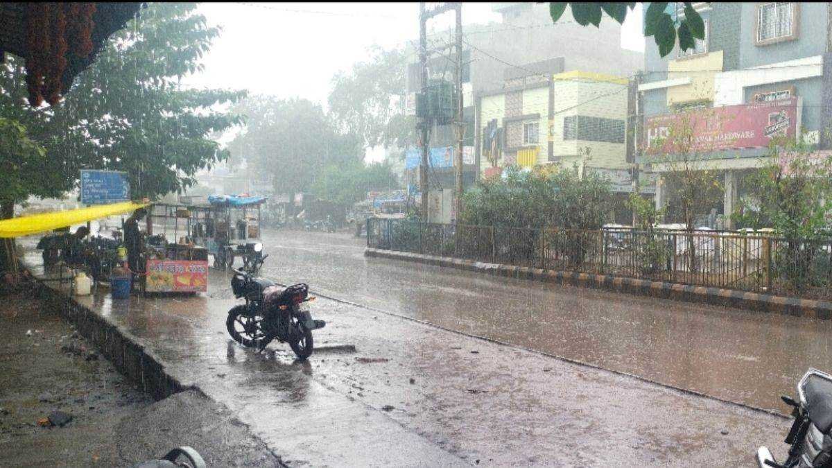 जिले के कई हिस्सों में हुई बारिश, फसलों को होगा लाभ
