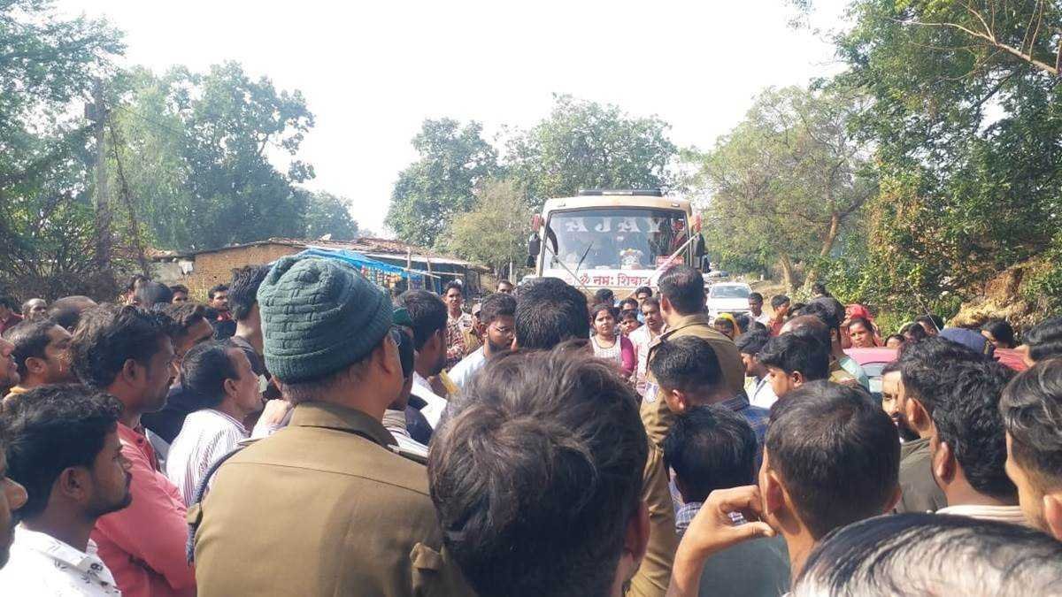 स्कूल के सेप्टिक टैंक में 3 वर्षीय बालिका गिरी, मौत पर ग्रामीणों ने लगाया जाम