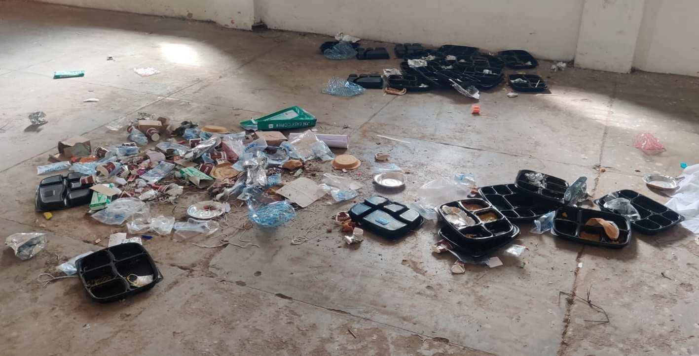 मतगणना स्थल से तीसरे दिन उठा कचरा, दुर्गंध बरकरार