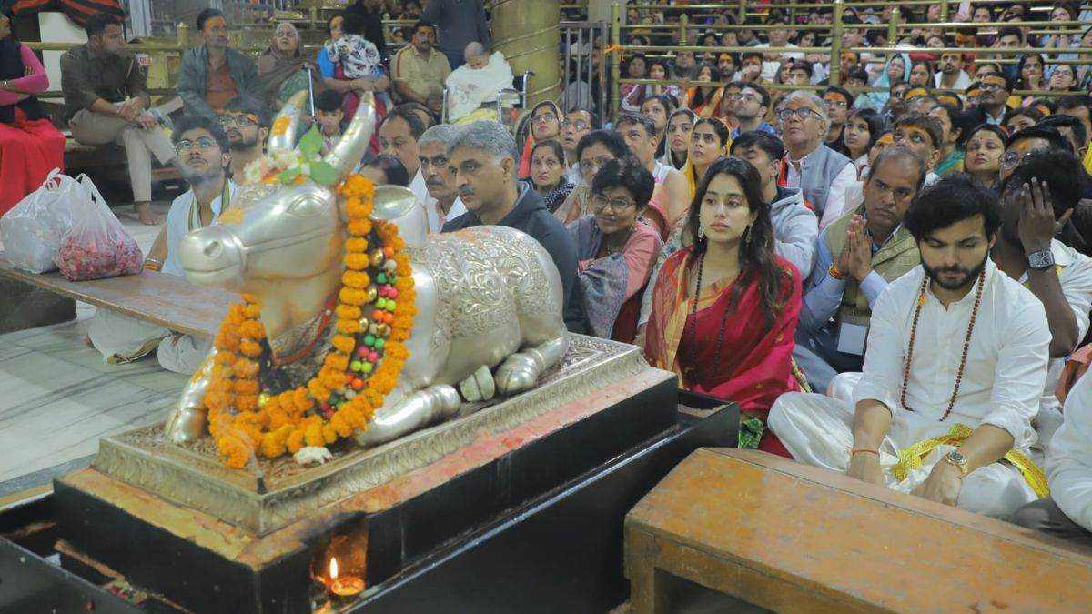 महाकाल मंदिर पहुंची जाह्नवी कपूर, भस्म आरती में हुईं शामिल