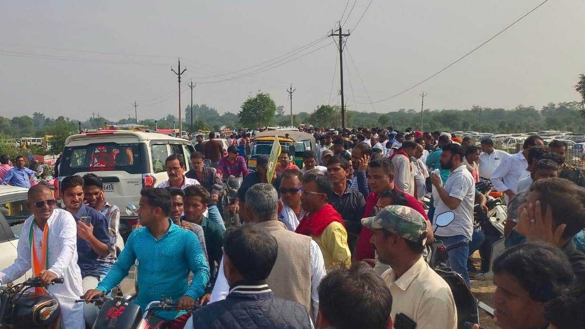 अव्यवस्था के बाद भी मतगणना स्थल के बाहर डटे रहे समर्थक