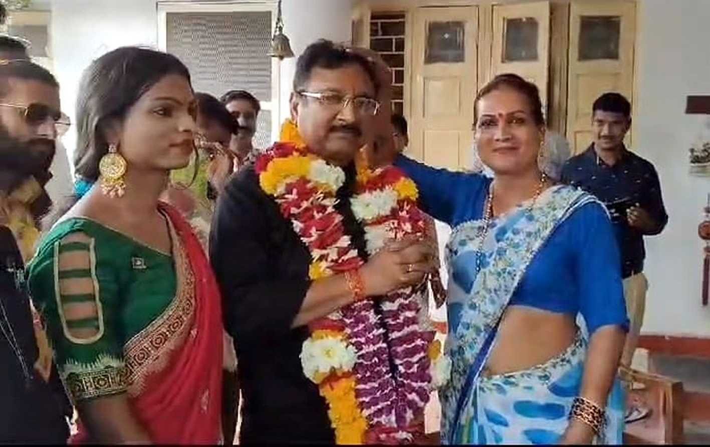 जीत की खुशी में शाह ने बजाई ढोलक, किन्नरों ने किया नृत्य  -विजय शाह के चुनाव जीतने पर किन्नर पहुंचे उनके घर, दी बधाई
