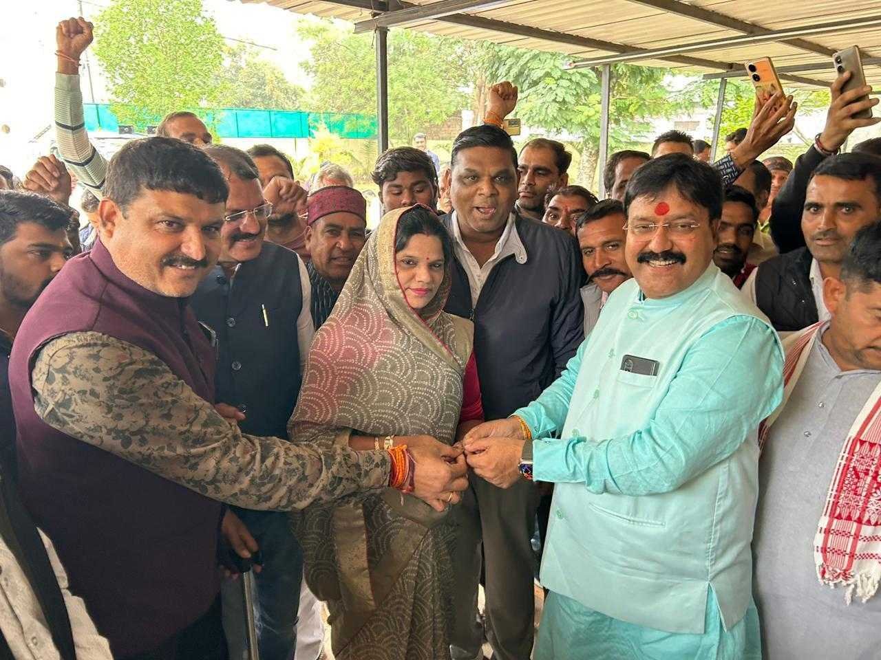 सज्जन के घर पहुंचते ही अटारिया ने ली बंगले की चाबी