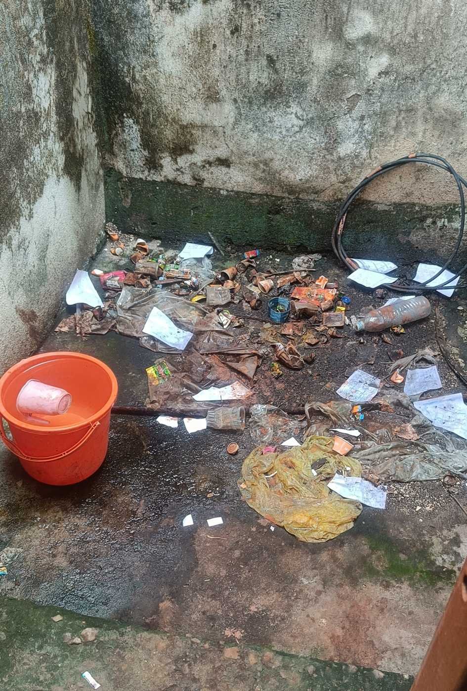 तहसील परिसर के शौचालय में फैली गंदगी