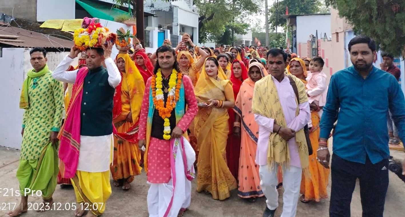 शिव महापुराण के शुभारंभ पर निकाली कलश यात्रा