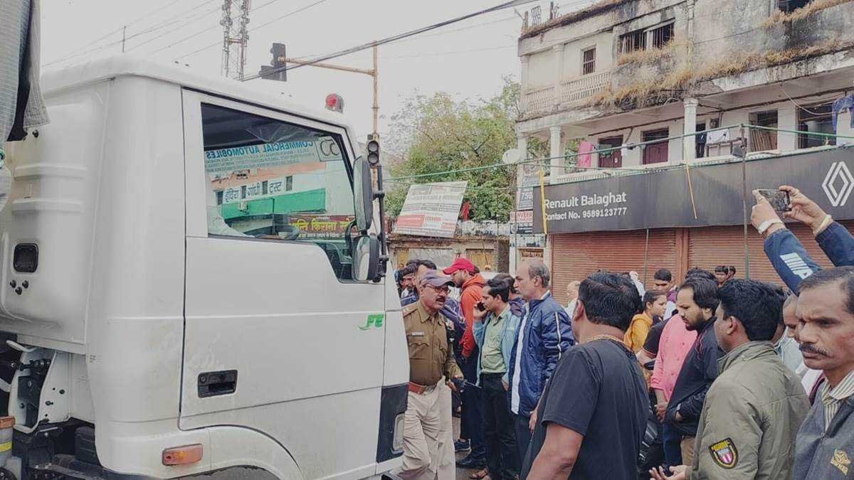 बालाघाट में ट्रक ने महिला को मारी टक्कर, आधा घंटे सड़क पर पड़ी रही