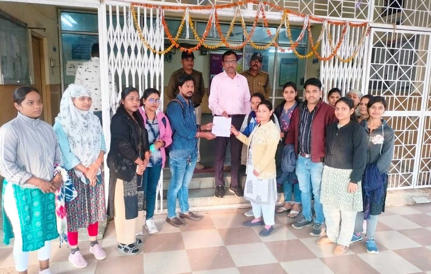 कलेक्ट्रेट पहुंचे सीएचओ, ज्ञापन के माध्यम से उठाया वेतन कटौती का मुद्दा