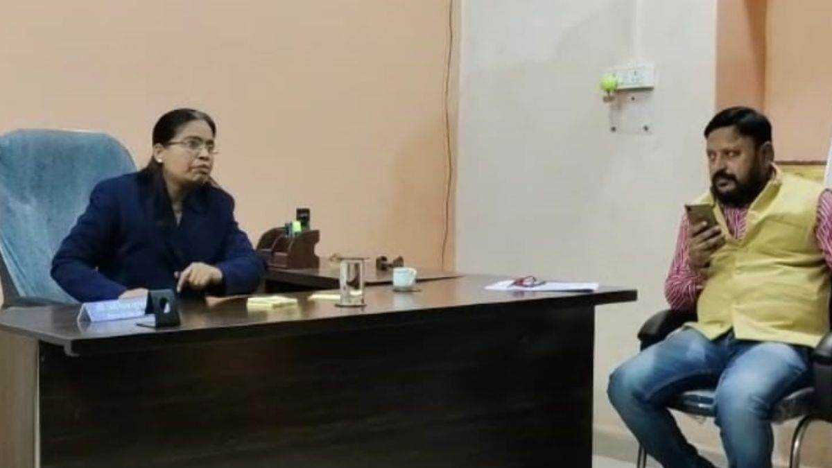खुद को DEO बताते हुए कार्यालय में कुर्सी पर बैठी महिला, फर्जी अफसर देख शिक्षा अधिकारी भी रह गए भौचक्का