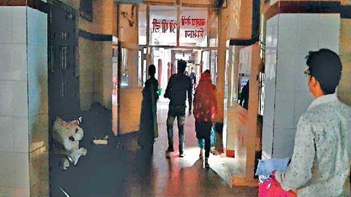 अस्पताल की बत्ती गुल, मोबाइल टार्च की रोशनी में देखे मरीज