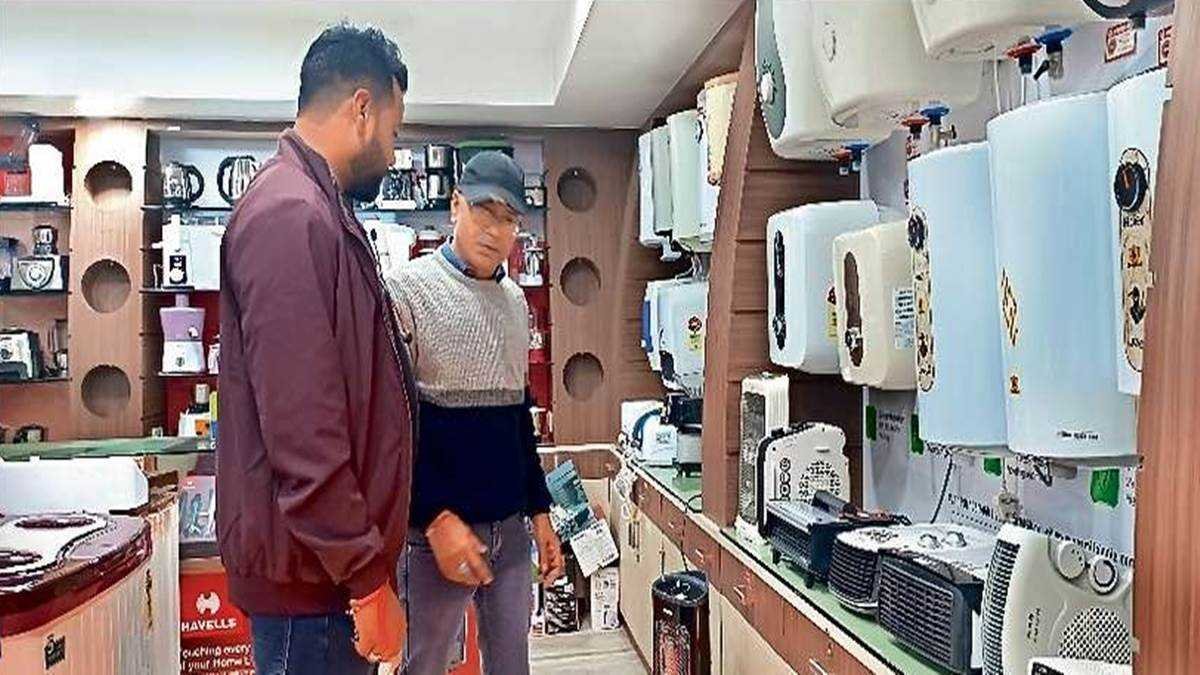 सताने लगी ठंड तो रूम हीटर का बाजार हुआ गर्म, सावधानी भी जरुरी