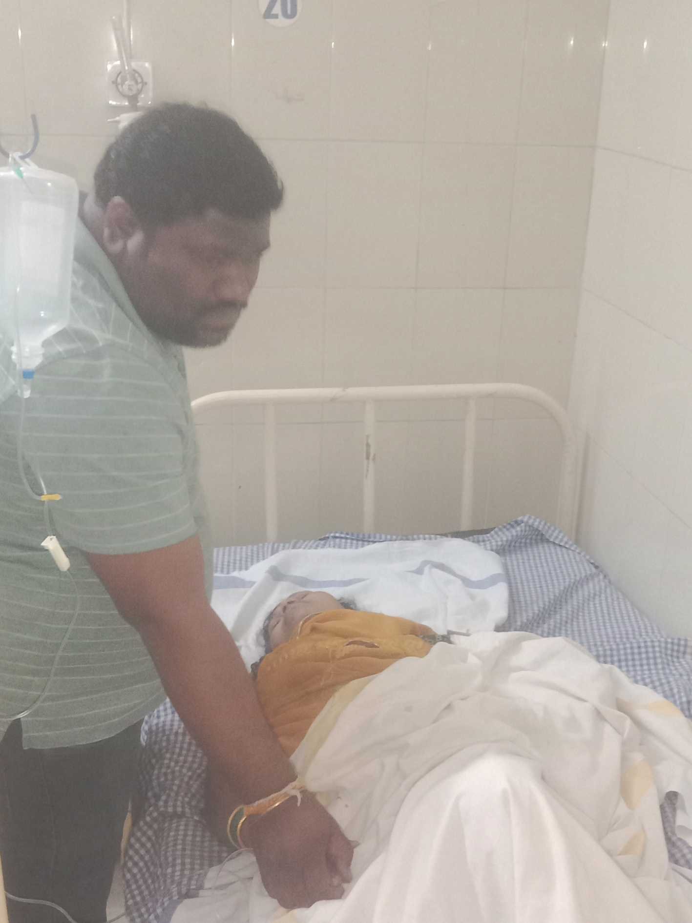हाइवे पर हादसा- बस ने मारी टक्कर, मां-बेटी घायल