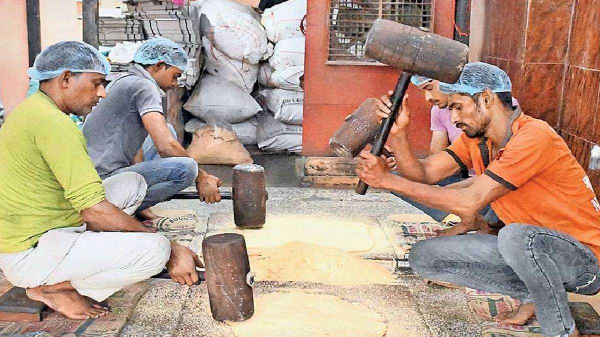 सर्दी के मौसम में सेहत के लिये लाभकारी गुड़-तिल की गजक