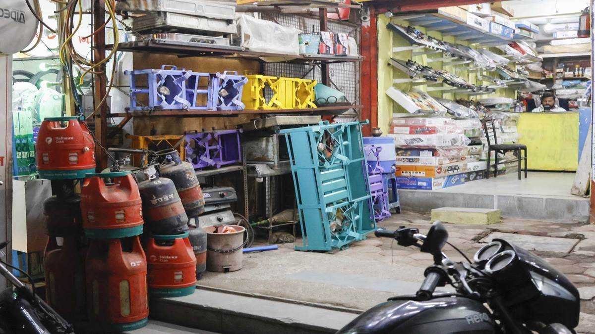 खुलेआम दुकानों पर बिक रहे गैस सिलेंडर, जिम्मेदार नहीं दे रहे ध्यान