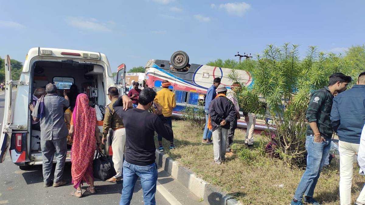 बरमान से नरसिंहपुर आ रही बस पलटी, एक की मौत, 25 से अधिक यात्री घायल