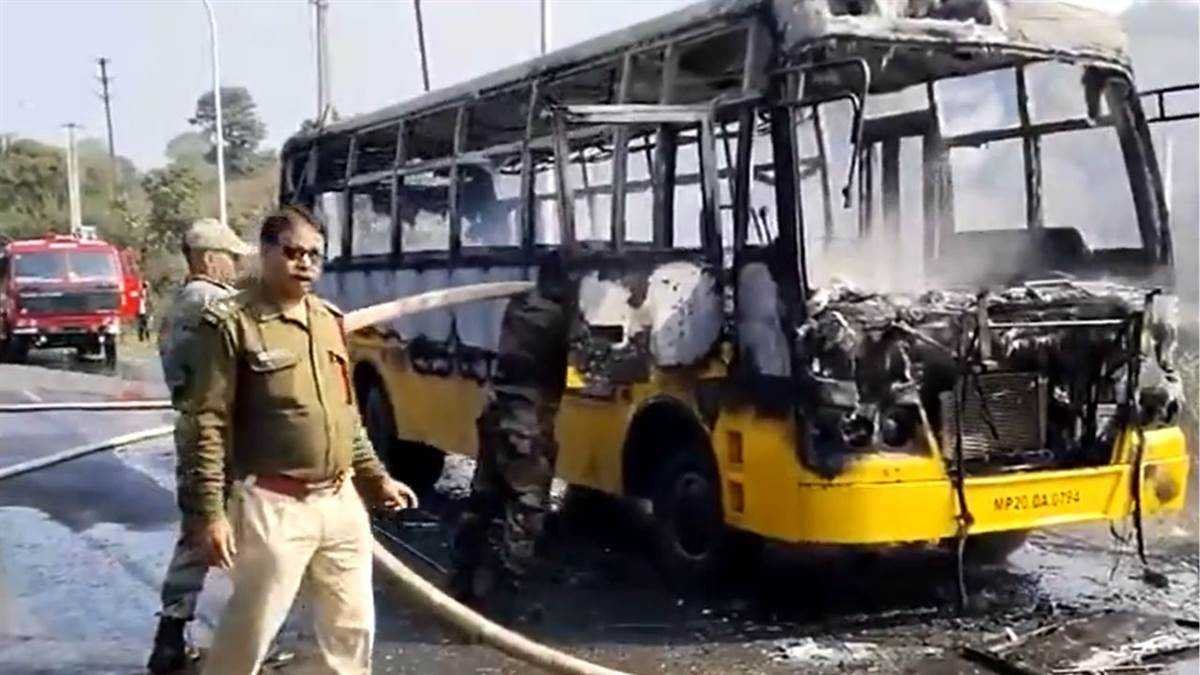 स्कूल बस में अचानक लगी आग, ड्राइवर ने सूझबूझ से सभी को सुरक्षित निकाला बाहर