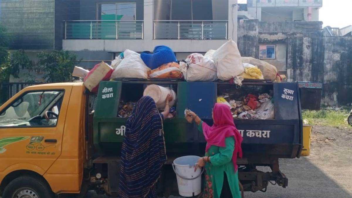 कचरा वाहन चालकों के हड़ताल पर जाने से चरमराई व्यवस्था, जिम्मेदार बोले निकालेंगे हल
