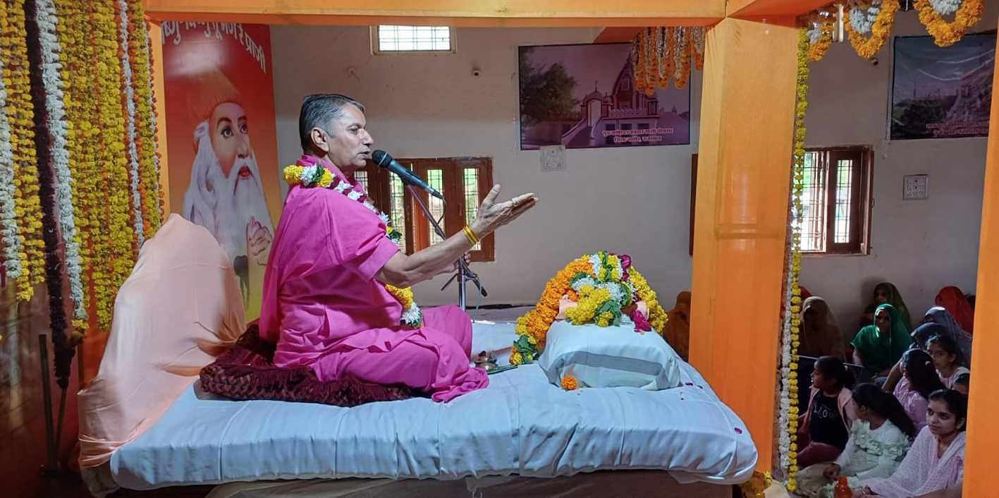 इस संसार के मूल में केवल भगवान विष्णु हैं : आचार्य गोवर्धनराम