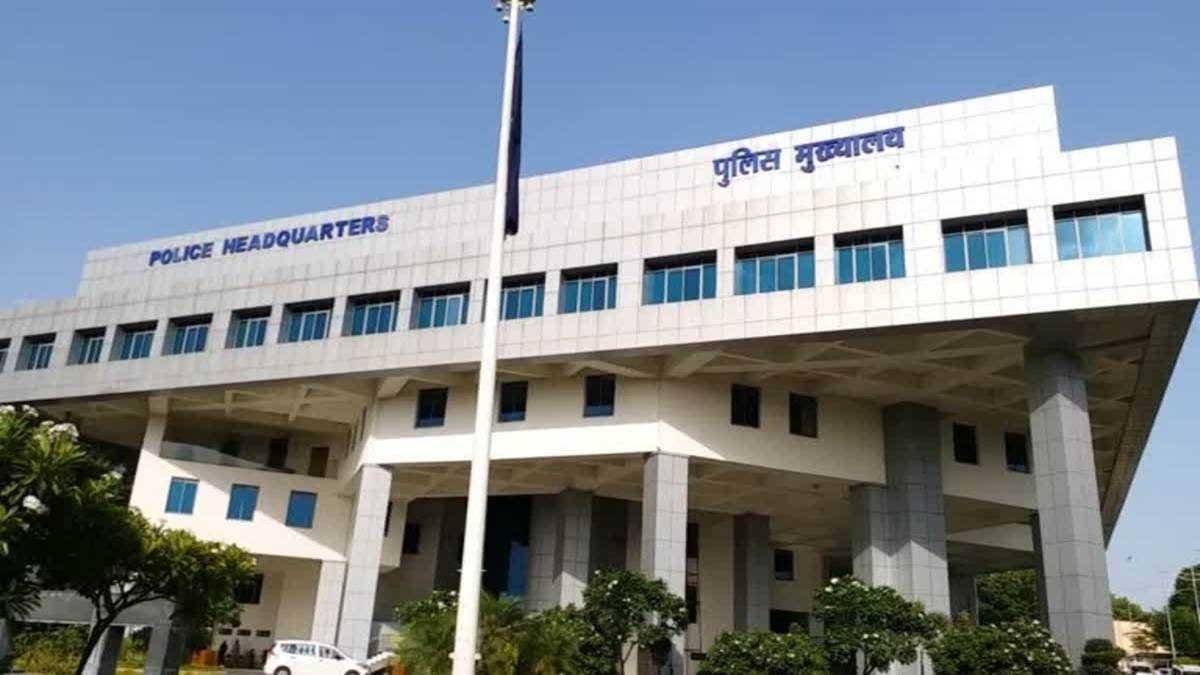 खुदकुशी की वजह दबाना चाहते हैं बड़े अफसर