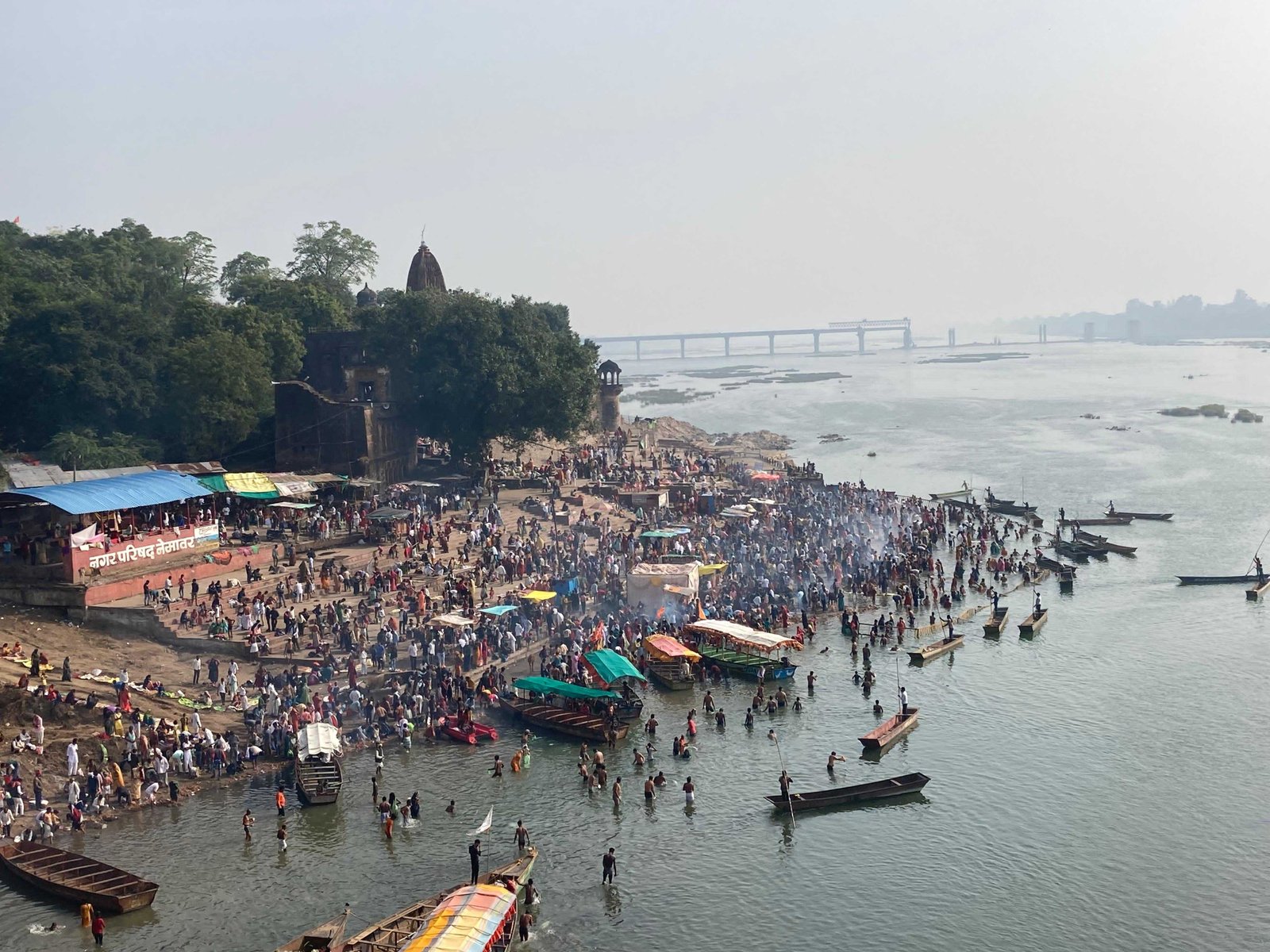 श्रद्धालुओं ने मार्गशीर्ष अमावस्या पर्व पर किया नर्मदा स्नान