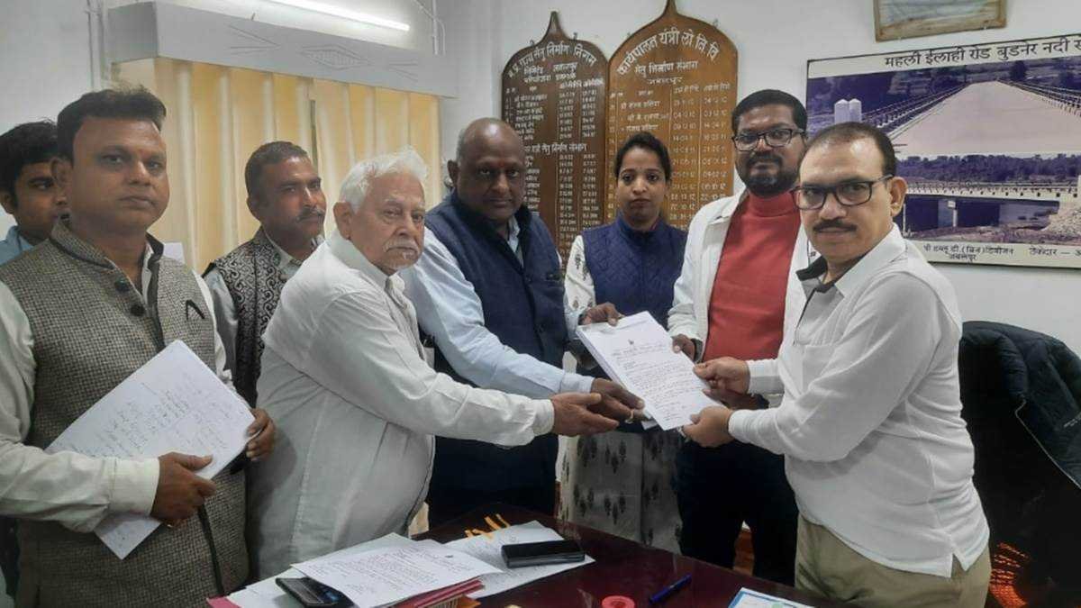 पुल निर्माण को लेकर 401 वीं बार सौंपा 25 हजार लोगों का हस्ताक्षरित ज्ञापन