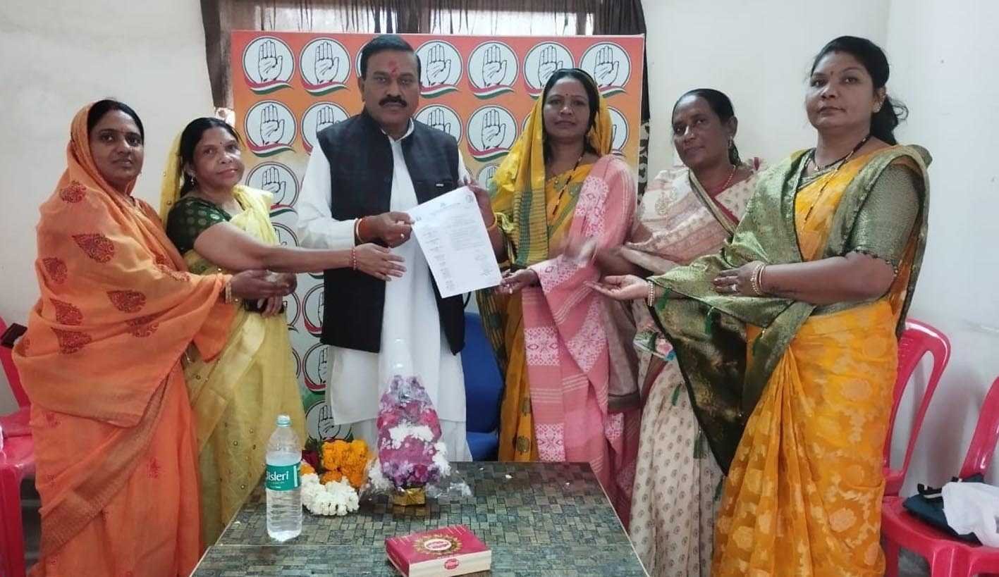 आदिवासी महिला संगठन ने सौंपा ज्ञापन
