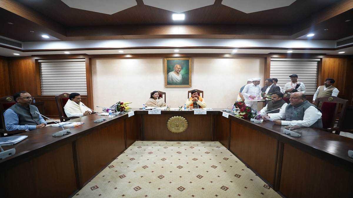 पहली बैठक में मुख्यमंत्री मोहन यादव ने अधिकारियों से कहा- आय बढ़ाने का रास्ता निकालें