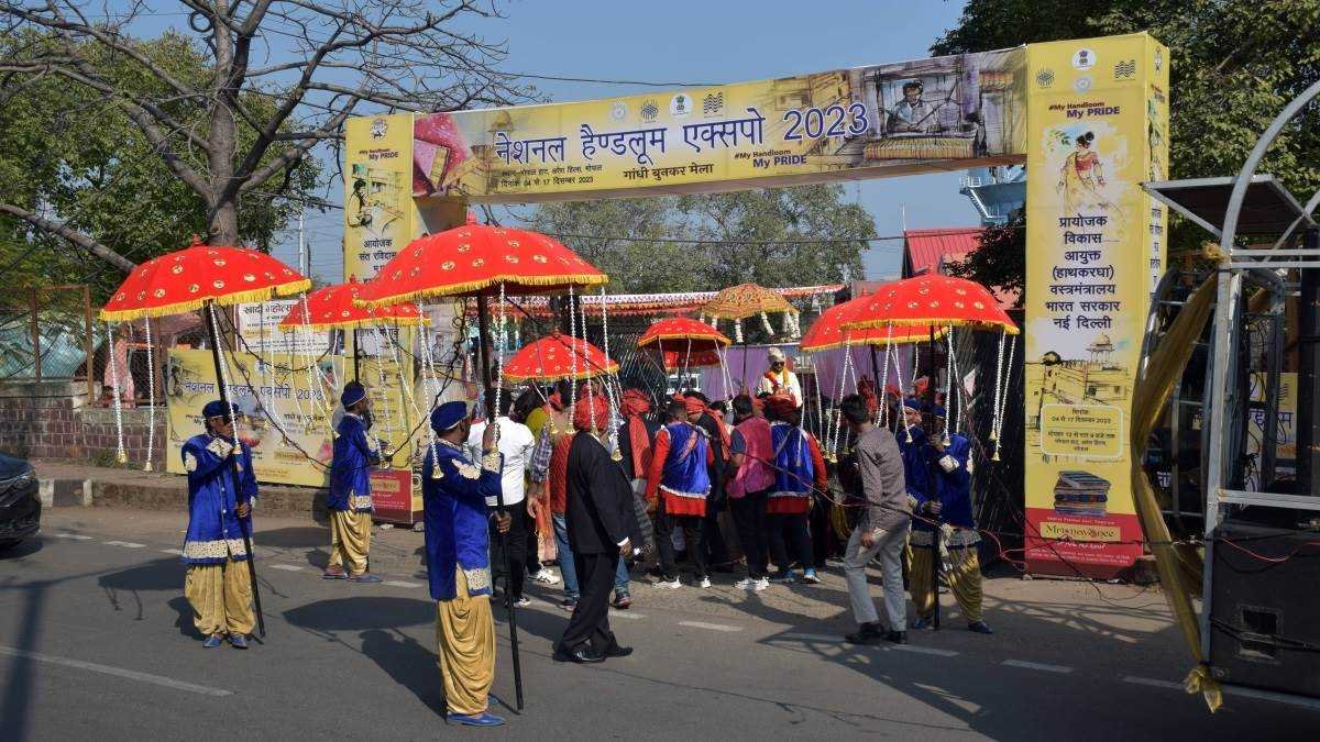 ये कैसी मनमानी भोपाल हाट में लगे नेशनल हैंडलूम मेले से निकाली बैंड-बाजे के साथ बारात