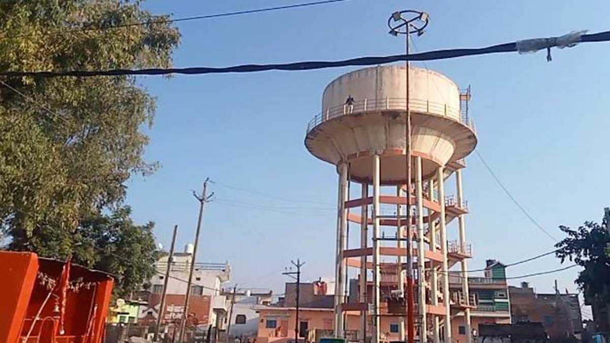 कांग्रेस नेता का हाई वोल्टेज ड्रामा, पानी की टंकी पर चढ़कर दी कूदने की धमकी