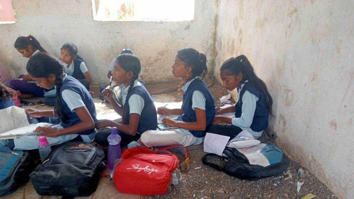 बदहाल शासकीय स्‍कूल, टाटा पट्टी तो दूर बच्‍चों को बैठने के लिए ढंग का फर्श तक नसीब नहीं