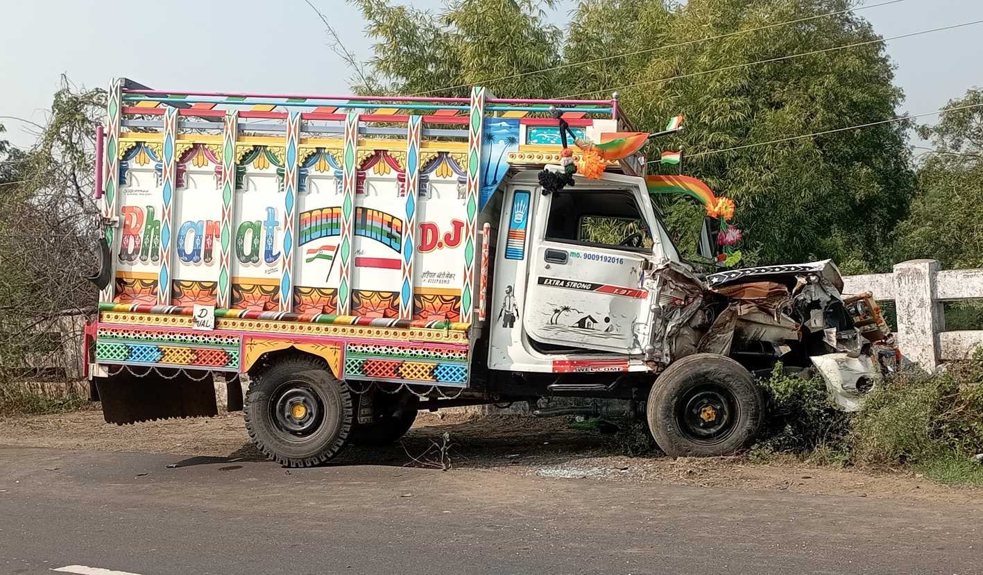 पिकअप और टवेरा की भिडं़त, छ: लोग घायल