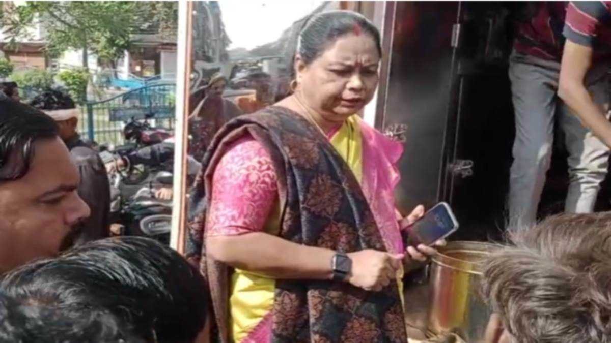 चलित दिनदयाल रसोई में गुणवत्ताविहीन खाना देख भड़कीं महापौर, अधिकारी को लगाई फटकार