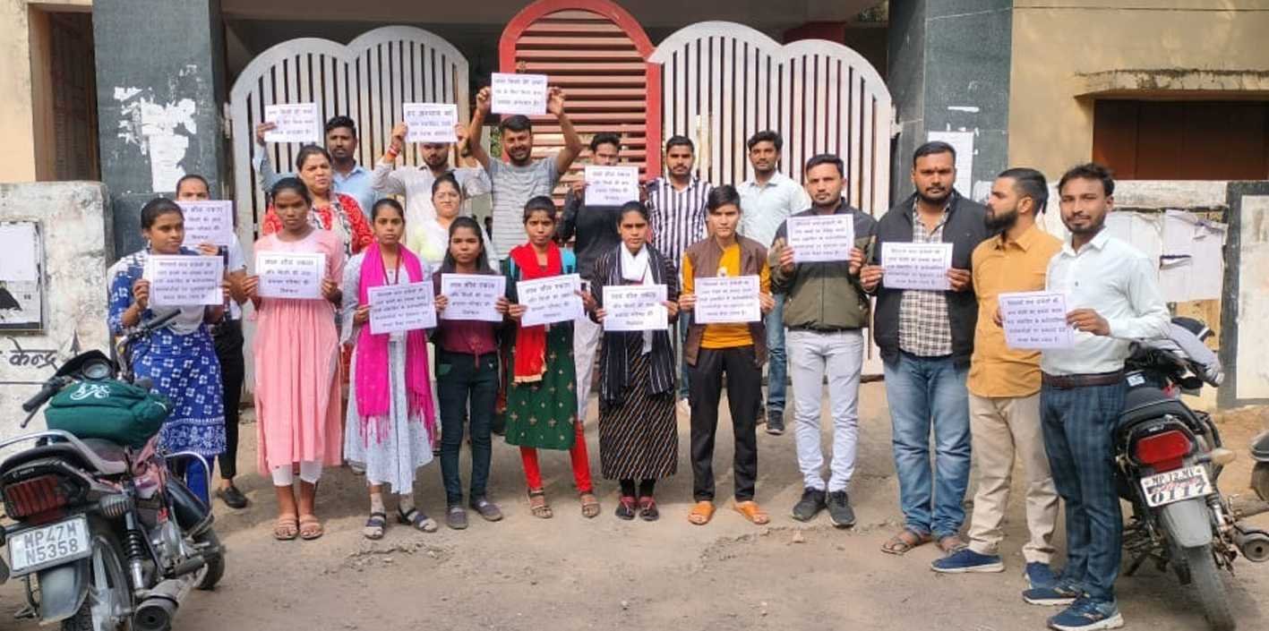 अभाविप ने हाथों में तख्ती लेकर किया मौन प्रदर्शन