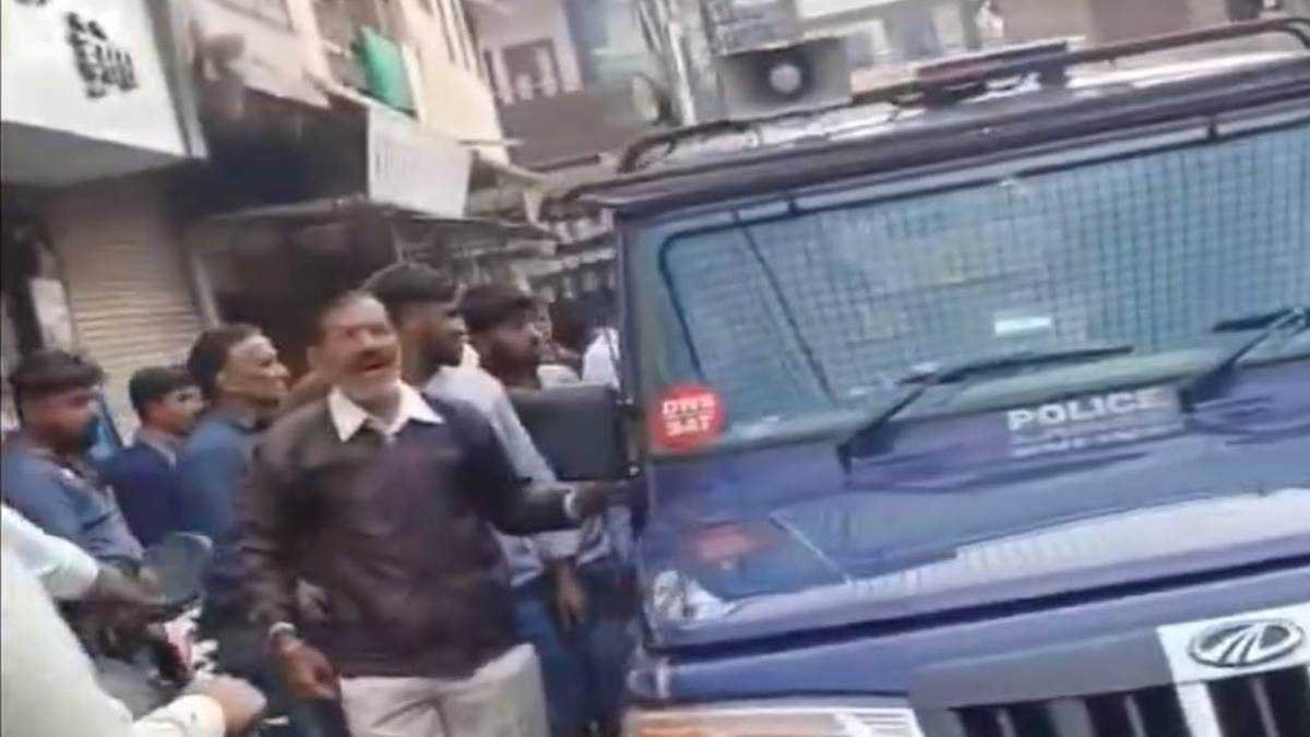 भीड़ भरे बाजार में महिला की चेन खींची, लोगों ने आरोपित युवती को पकड़ा
