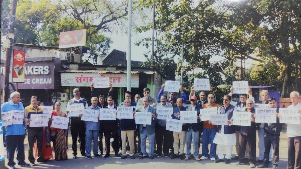 मंत्री बनाने की मांग को लेकर प्रदर्शन, तख्तियां लेकर सड़क पर की नारेबाजी