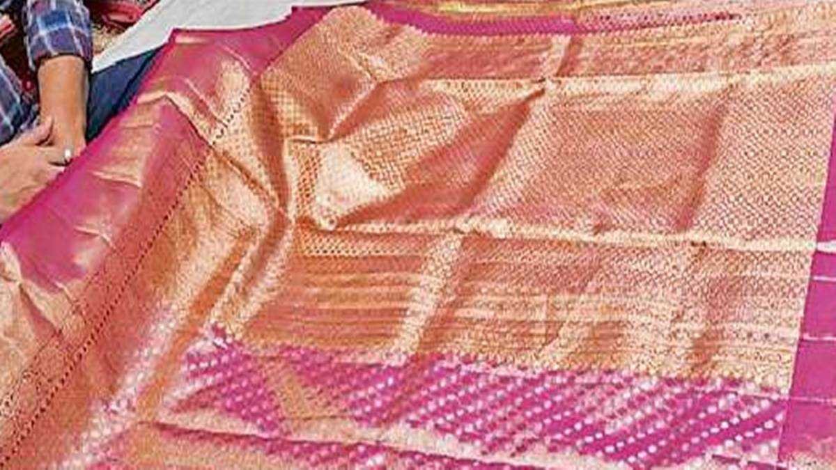 कांचीपुरम साड़ियां दे रही रायल लुक, सोने के तार से बनी ढाई लाख की साड़ी