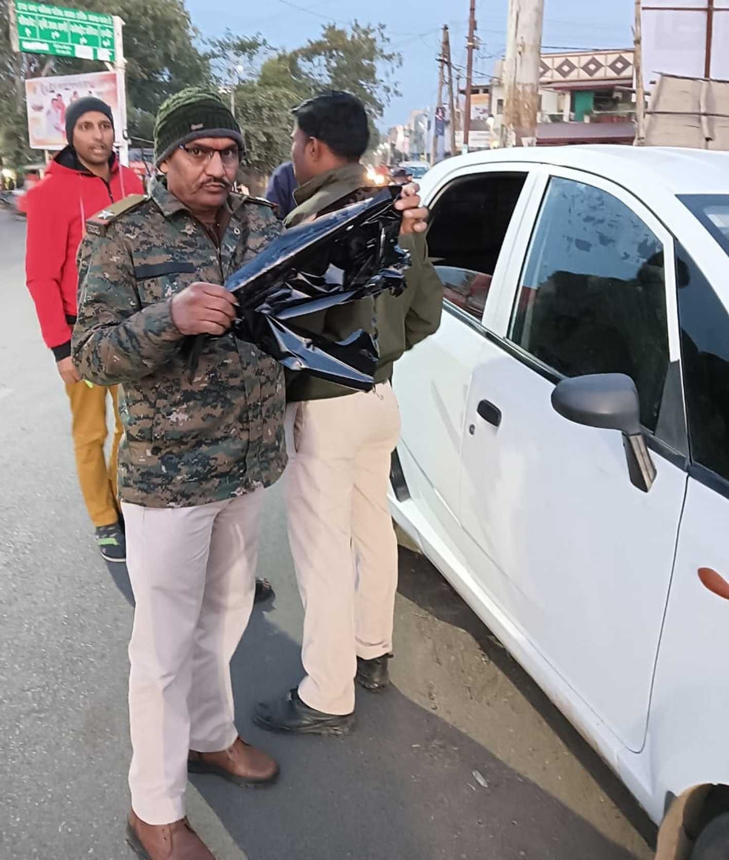 २८ हजार रुपए समन शुल्क वसूला