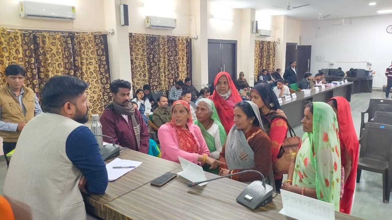 जनसुनवाई में अधिकारियों ने सुनी नागरिकों की समस्याएं