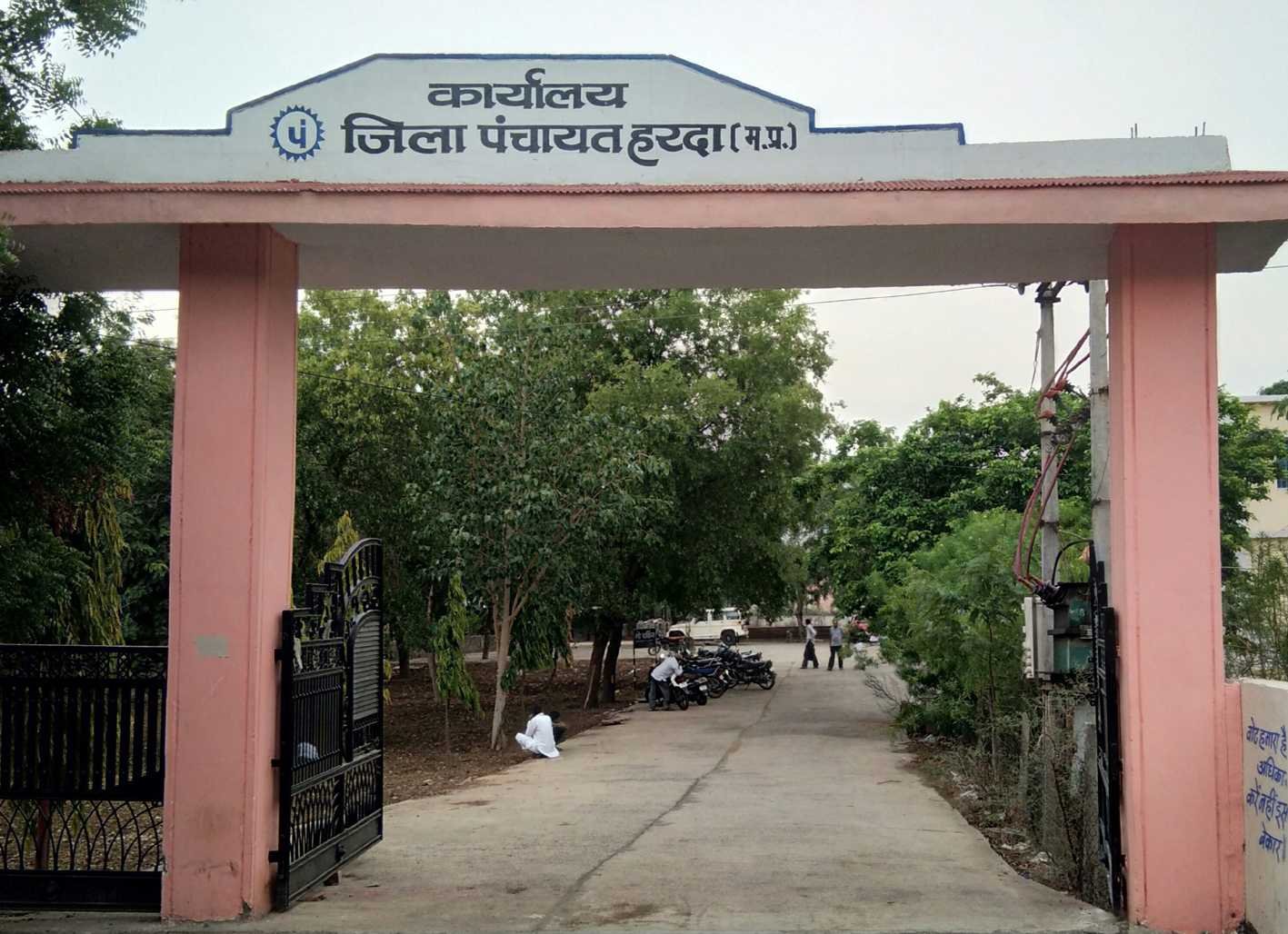 स्वच्छता को लेकर सजग…  सार्वजनिक सुविधाघर चालू करने की मांग
