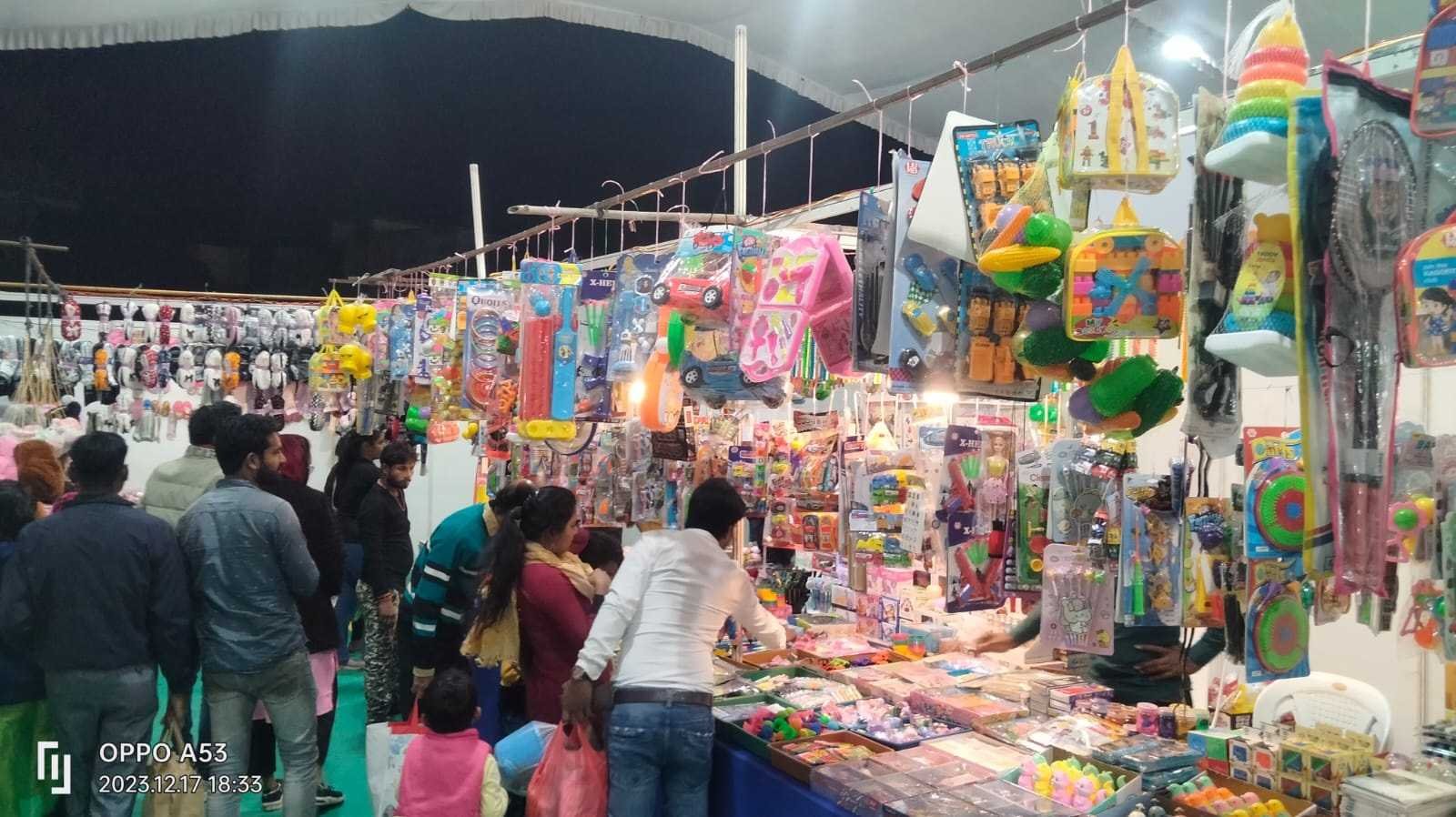 मेले में बच्चों को लुभा रहे मिकी माउस और झूले