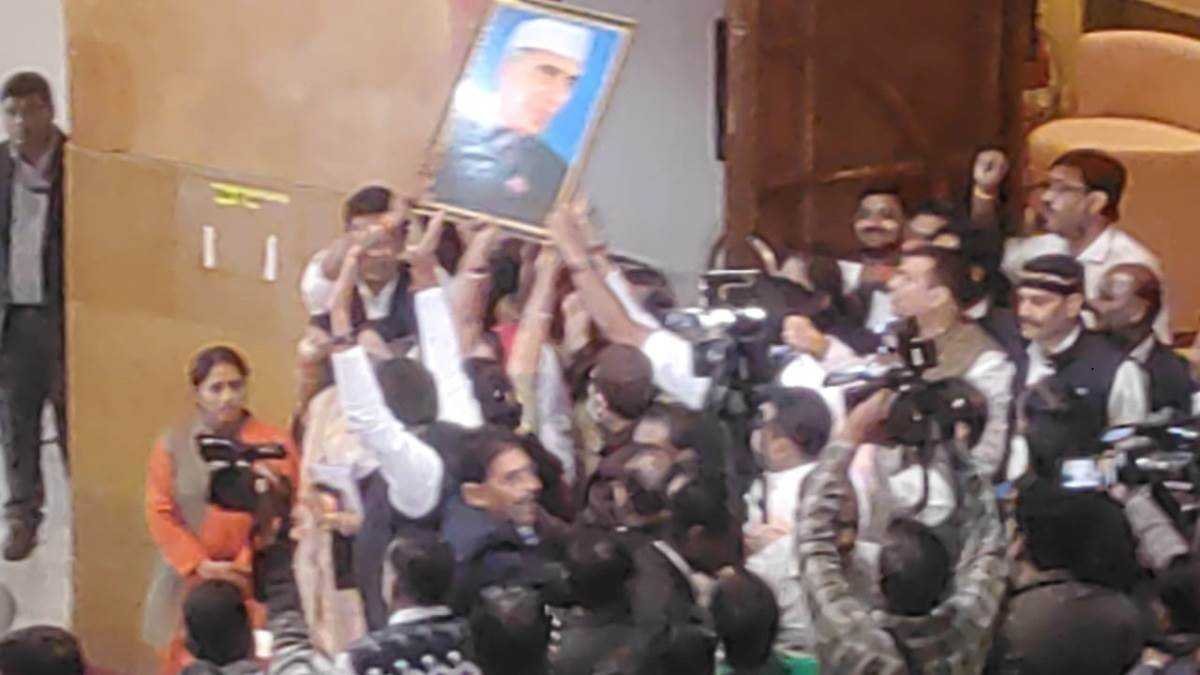 कांग्रेस विधायकों ने व‍िधानसभा में नेहरु जी की तस्‍वीर लगाने को लेकर धरना द‍िया