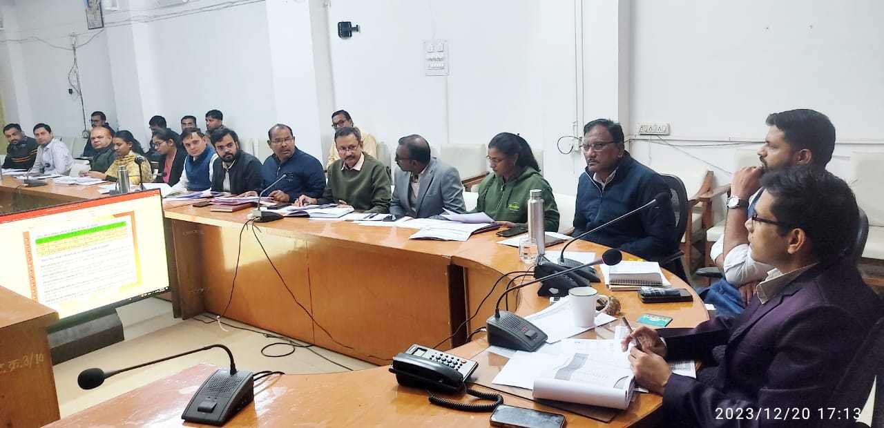 कलेक्टर ने विभिन्न योजनाओं की प्रगति की समीक्षा की