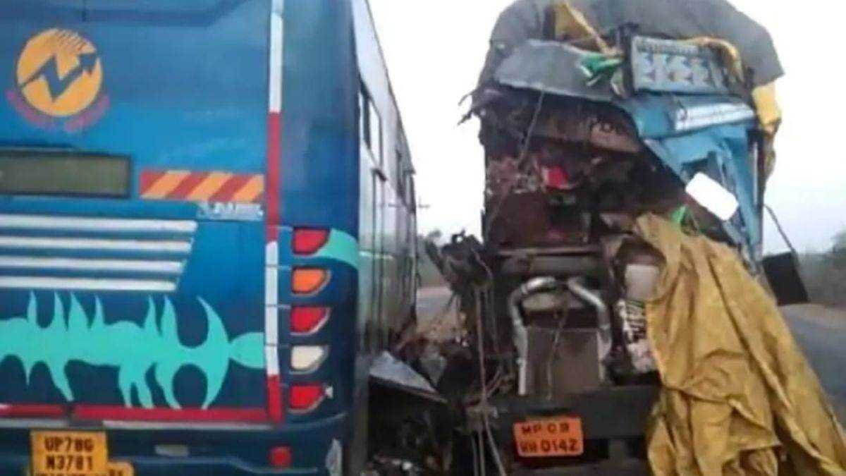 खंडवा-इंदौर रोड पर बस और ट्रक की टक्कर, एक की मौत, 8 लोग घायल