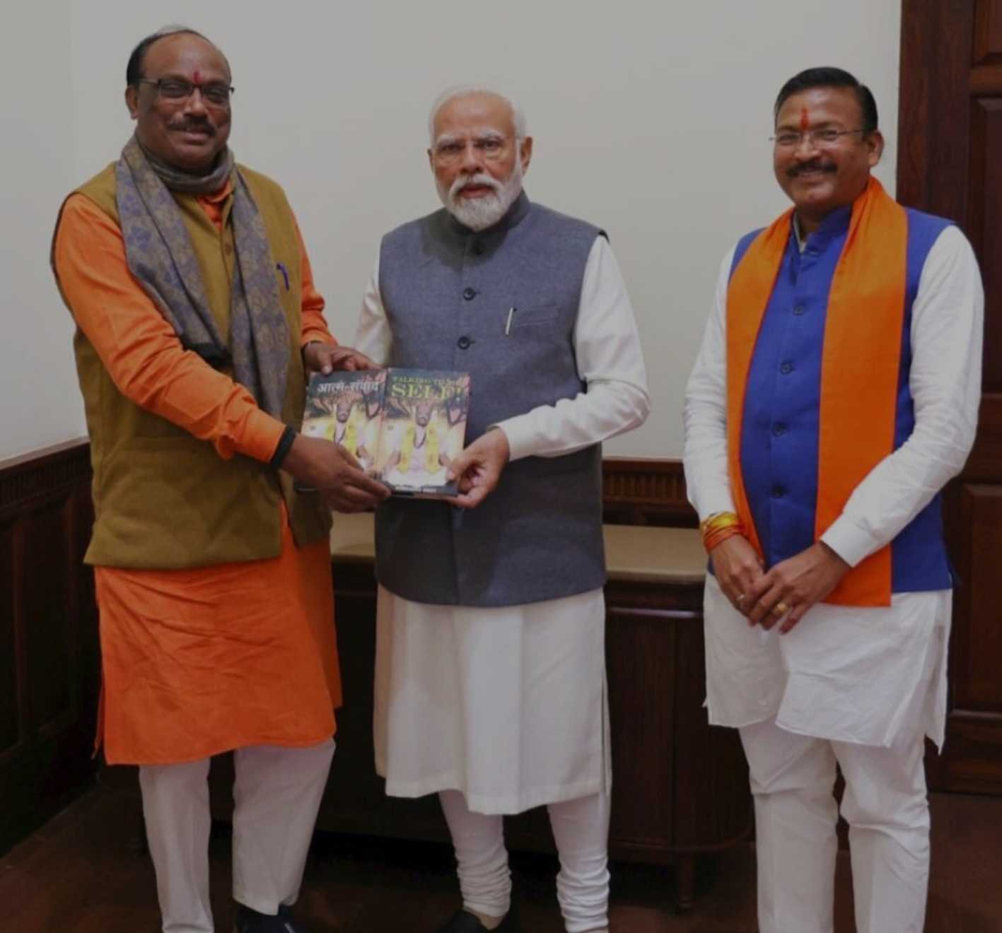 प्रधानमंत्री मोदी ने सांसद उइके द्वारा लिखित पुस्तकों का किया विमोचन