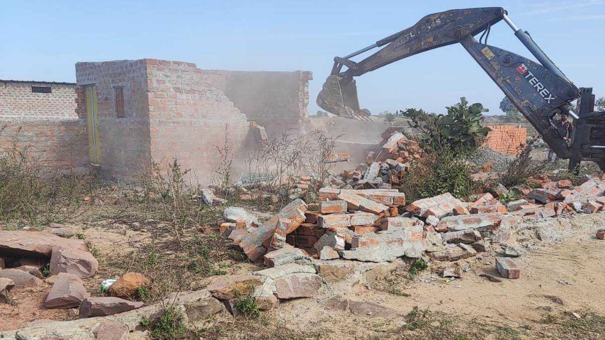 30 एकड़ सरकारी जमीन पर बनाई अवैध कालोनी, प्रशासन ने चलाया बुलडोजर
