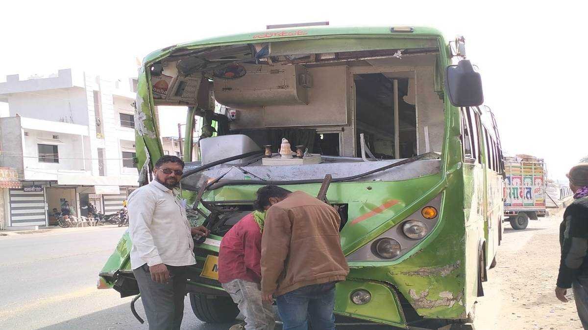 ब्रेक लगाते ही पीछे आ रही बस ट्राले से टकराई, 11 लोग घायल