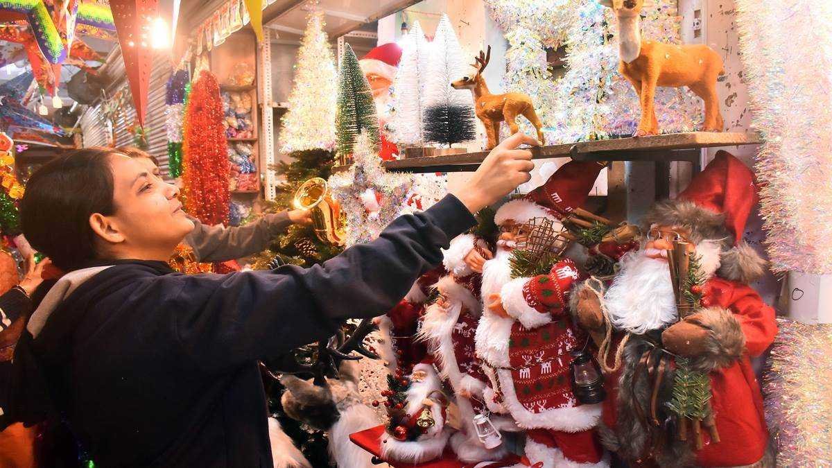 सजने लगे गिरजाघर, मुस्कुराने लगा क्रिसमस का बाजार