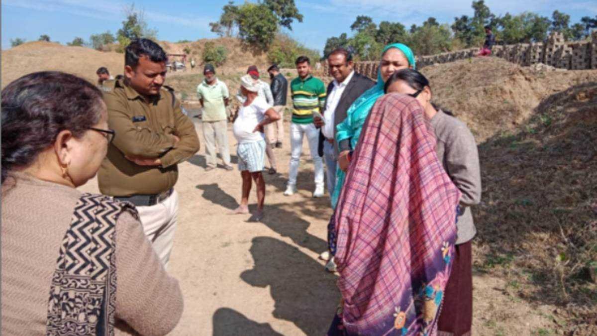 माता-पिता पर किशोरी को 50 हजार रुपये में बेचने का आरोप, मारपीट कर करवा रहे थे मजदूरी