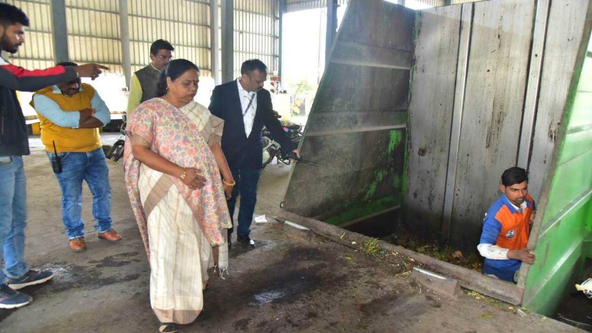 गंदगी देख भड़कीं महापौर, अधिकारियों को लगाई फटकार