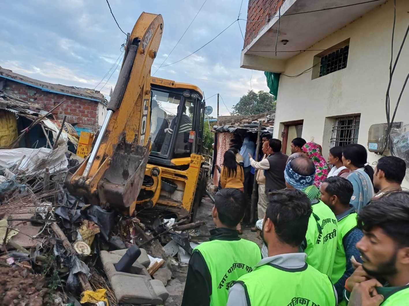 विधायक डॉ.शर्मा के निर्देश पर हत्यारों के घर चला जेसीबी का पंजा